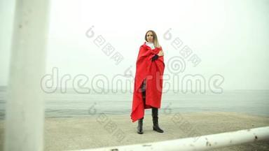 穿着红毯在海边的女人